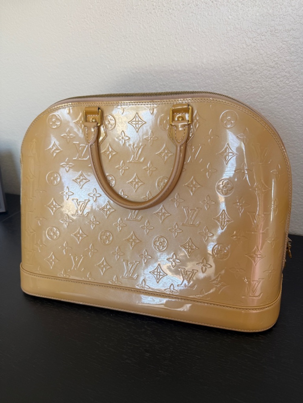Louis Vuitton Vernis Alma GM Patent Leather bag in Beige - Picture 2 of 13